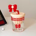 Süßer hitzebeständiger Glasbecher mit Strohhalm und roter Schleife für den Schreibtisch - 500ml / Rot
