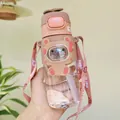 Süße rosa Kinderwasserflasche mit Cartoon-Bär, Strohhalm und Schultergurt - 550ml / XJ-2045 Kunststoffbecher / Braun