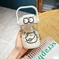 Detailaufnahme einer niedlichen Zeichentrick-Bärenwasserflasche mit weißem Griff - 500ml / Bären-Stil (Mit Augenaufklebern)