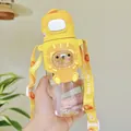 Süße gelbe Cartoon-Löwe-Strohhalm-Wasserflasche mit verstellbarem Umhängegurt - 550ml / XJ-2045 Kunststoffbecher / Gelb