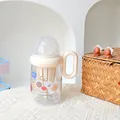 Kreative Babyflaschen-Stil Tritan Wasserflasche mit Tee-Sieb und cremefarbenem Griff - 380ml / SLB6118 Kunststoffbecher-Ein Blinzeln