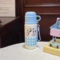 Detailansicht einer süßen Cartoon-Tier-Thermoskanne aus Edelstahl mit hellblauem Deckel - 500ml / Blau