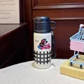 Nahaufnahme einer weißen isolierten Edelstahlflasche mit süßem Hasen-Design für Kinder - 500ml / Schwarz