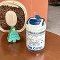 Gros plan d'une jolie gourde en plastique avec paille bleue et étui en cuir. - 500ml / Bleu foncé