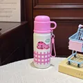 Detailansicht der niedlichen Cartoon-Tier-Edelstahl-Thermoskanne mit rosa Tragegurt und Becherdeckel - 500ml / Rosa