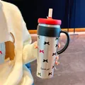Silberner Edelstahlbecher mit Schleifenmuster Griff und Strohhalm für Haus und Büro - Schleife (XJ-354) / 1000ml / Silber