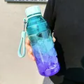 Detalle de una botella de agua de plástico degradado con correa portátil y hielo - 500ml / Azul Púrpura Degradado