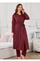 Elegantes dreiteiliges burgunderrotes Loungewear-Set mit Robe und Hose im Schlafzimmer - S / Set / Burgunderrot