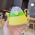 Gros plan d'une gourde mignonne pour enfants avec paille et bandoulière réglable. - 300ml / Jaune
