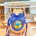 Gros plan d'une figurine de dessin animé mignonne dans une gourde bleue et beige - 680ML / Bleu et Jaune