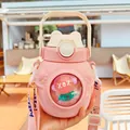 Gros plan d'une gourde isotherme rose en forme d'ours avec figurine de dessin animé - 680ML / Rose
