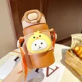 Gros plan d'une jolie gourde marron pour enfants avec une sangle orange réglable - 500ml / Marron