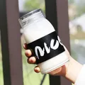 Minimalistische Glaswasserflasche mit schwarzer hitzebeständiger Hülle im Freien gehalten - 450ml / Schwarz