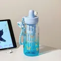 Detailansicht der blau verlaufenden Glasflasche mit goldenem Schmetterling und Teesieb. - 700ml / Schmetterlingsmuster / Blau