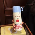 Detailansicht einer isolierten Edelstahl-Wasserflasche mit süßem Bärenmuster. - Cartoon Bär (DD3040) / Blau