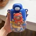 Vista detallada de la botella de agua azul de Tritan para niños con mascota de oso 3D - 550ml / Azul