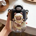 Detalle de una taza de plástico negra con tema de oso y cadena dorada - 550ml / Negro