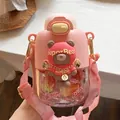 Primer plano de una linda botella de agua rosa para niños con diseño de oso y correa ajustable. - 550ml / Rosa