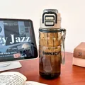 Tragbare braune Sporttrinkflasche mit khakifarbenem Deckel und Trageschlaufe. - 7297 Dual Drink Flasche-Grau (770ml)