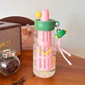 Ästhetische grün-rosa Glaswasserflasche mit Teesieb und Pudding-Smiley-Design-Schmuckstück - 700ml / Rosa & Grün