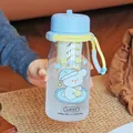 Tragbare Plastikwasserflasche mit Cartoon-Bär, hellblauem Deckel und gelbem Riemen - Cartoon Bären Stil (BSQ298) / 700ml / Blau