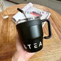Minimalistischer schwarzer Edelstahl-Kaffeebecher mit Griff und Strohhalm im Detail - 480ml / Schwarz