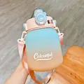 Vista macro di una borraccia sfumata opaca con coperchio a forma di orso e cinturino rosa - 1100ML / Blu e Rosa