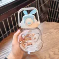 Borraccia in plastica con cannuccia a forma di coniglio con manico e grande pancia - 1000ml / Blu