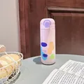 Detailansicht einer rosa Thermosflasche mit buntem Muster im modernen Dopamin-Stil - 500ml / Rosa Farblock