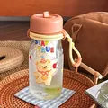 Süße Plastikwasserflasche mit Bärenmotiv, Strohhalm und Tragegurt für Schülerinnen - Cartoon Bären Stil (FL7865)