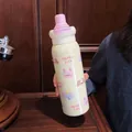 Gros plan d'un mignon thermos isotherme en acier inoxydable 316 avec paille et couvercle rose - 620ml / Couvercle Rose Animal
