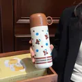 Tragbare Thermosflasche aus Edelstahl mit süßem Bärenprint und braunem Tragegriffdeckel - Cartoon Bär (KP7364)