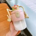 Detailaufnahme eines rosa Cartoon-Trinkbechers mit Schweinchen-Deckel und Trageseil - 900ml / Rosa (Schwein-Stil)