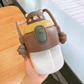 Detaillierte Ansicht einer süßen Bären-Wasserflasche mit praktischem Tragegurt - 900ml / Braun (Bär-Stil)