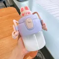 Detailansicht des niedlichen Hasendeckels und des rosa geflochtenen Griffs der Wasserflasche. - 900ml / Lila (Hase-Stil)