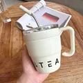 Eleganter cremefarbener Thermo-Kaffeebecher mit Griff, Strohhalm und '& TEA'-Aufdruck - 480ml / Weiß