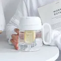 Nahaufnahme des tragbaren Tee-Infuser-Bechers mit Zitronenscheiben im Teefilter - 700ml / Weiß