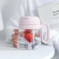Nahaufnahme eines rosa Plastikbechers mit Früchtetee-Einsatz und frischer Erdbeere. - 700ml / Rosa