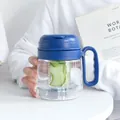 Detailansicht einer tragbaren Kunststoff-Tasse mit Teesieb und frischen Gurken - 700ml / Dunkelblau