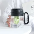Nahaufnahme von tragbarem Kunststoff-Wasserbecher mit Sieb und schwarzem Deckelgriff - 700ml / Schwarz