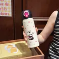 Detaillierte Nahaufnahme einer süßen Cartoon-Panda-Edelstahl-Thermoskanne mit Erdbeermustern - 500ml / Panda-Stil (YSM8651)