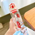 Transparente große Sport Kunststoff-Wasserflasche mit rotem Teesieb in der Hand - 820ml / Weiß