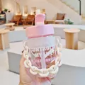 Gros plan de gobelet rose à paille avec poignée chaîne blanche et texte inspirant - 400ml / Rose