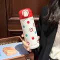 Moderne weiße Thermosflasche mit niedlichen Apfelmustern und einem roten Klappdeckel - 500ml / Roter Apfel Stil