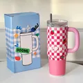 900 ml pink karierter Isolierbecher mit Griff und Strohhalm in passender blauer Box - 700ml / Rosa Karierte Erdbeere