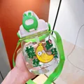 Nahaufnahme einer niedlichen Hasenohr-Trinkflasche mit lustigem Bananen-Aufdruck - 1000ml / Anti-Angst / Weiß