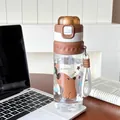 Süße Capybara Tritan Kunststoff Trinkflasche mit braunem Deckel und Trageschlaufe - Capybara Spray-Hut (7311)