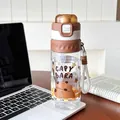 Niedliche braun-weiße Capybara Cartoon Wasserflasche aus langlebigem Tritan-Kunststoffmaterial - Capybara Spray-Zwei (7311)