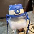 Süße blaue bärenförmige tragbare Kunststoff-Trinkflasche mit Strohhalm und Gurt - 750ml / S / Blau