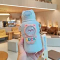 Primer plano de un lindo termo azul para niños con pajita y correa para el hombro - 520ml / Estilo de Oso de Dibujos Animados (H-228) / Azul